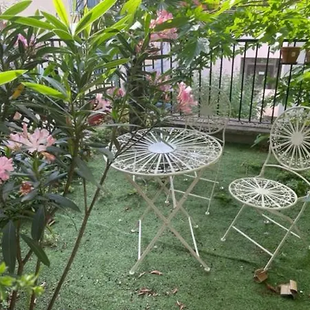 And Its Garden, شقة
