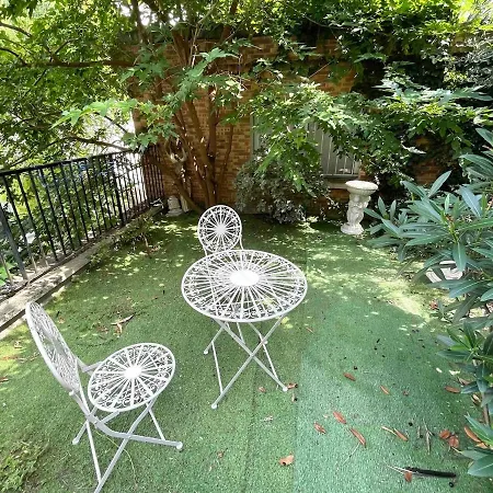 Apartmán And Its Garden, *